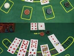 Pengguna ponsel membaca panduan situs